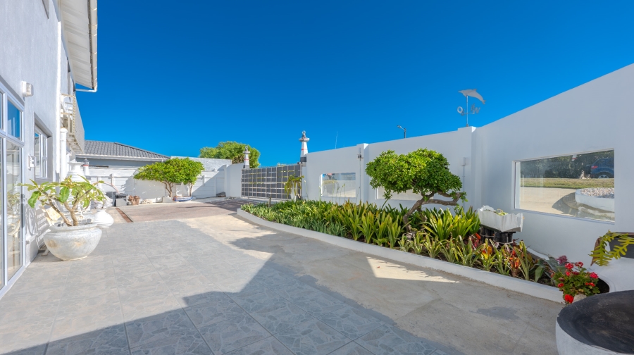 6 Bedroom Property for Sale in Struisbaai Western Cape